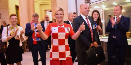 Predsjednica prima čestitke nakon pobjede Vatrenih (Foto: Dnevnik.hr)
