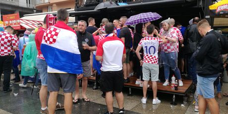 Navijače ni kiša neće spriječiti u navijanju za Vatrene (Foto: dnevnik.hr)