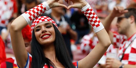 Navijačka atmosfera na tribinama uoči utakmice Hrvatska - Francuska (Foto: AFP)