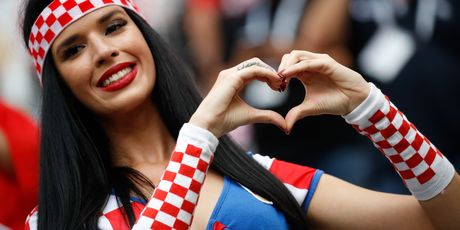 Navijačka atmosfera na tribinama uoči utakmice Hrvatska - Francuska (Foto: AFP)