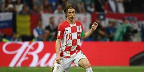 Luka Modrić s loptom protiv Francuske (Foto: AFP)