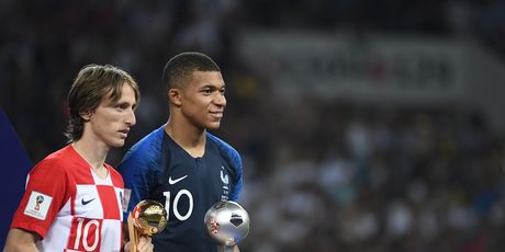 Luka Modrić s trofejem najboljeg igrača Svjetskog prvenstva (Foto: AFP)