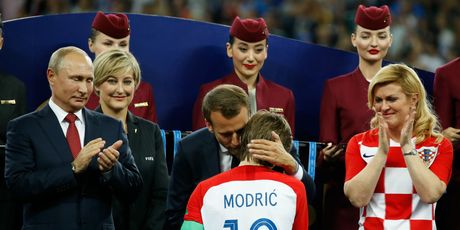 Luka Modrić prima nagradu za najboljeg igrača SP-a (Foto: AFP)