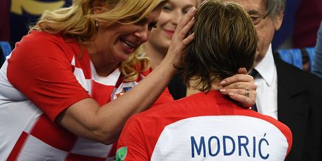 Luka Modrić prima čestitke (Foto: AFP)