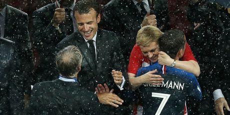 Kolinda Grabar-Kitarović grli francuske nogometaše (Foto: AFP)