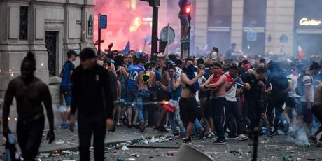 Navijački neredi u Francuskoj (Foto: AFP) - 12
