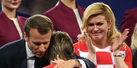 Suze hrvatske predsjednice na dodjeli odličja (Foto: AFP)