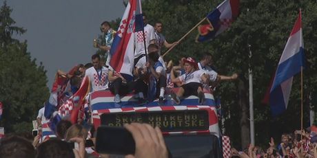 Vatreni idu prema Trgu bana Jelačića (GOL.hr)