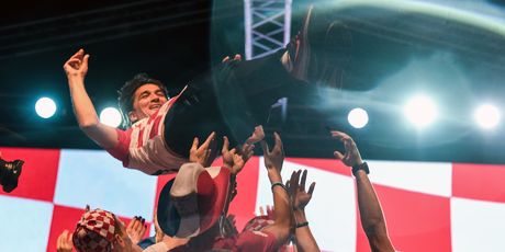 Zlatko Dalić na rukamma nogometaša (Foto: AFP)