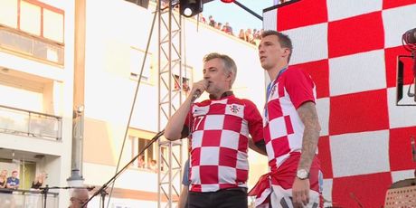 Miroslav Škoro i Mario Mandžukić na dočeku u Slavonskom Brodu (Foto: Dnevnik.hr)