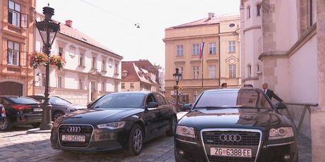 Vozila pred zgradom Vlade (Foto: dnevnik.hr)