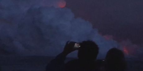 Turisti s broda promatraju lavu (Screenshot: AP)