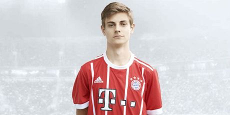 Josip Stanišić (Foto: fcbayern.com)