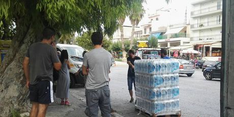 U Grčkoj prikupljaju hranu za unesrećene (Foto Anamaria Batur)