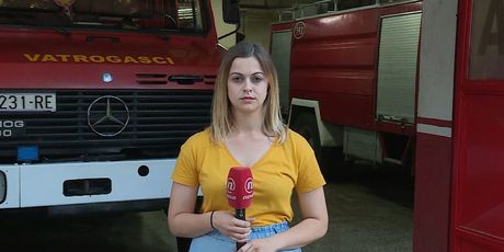 Ana Malbaša razgovara sa zapovjednikom DVD-a Žrnovnica (Foto: Dnevnik.hr) - 1