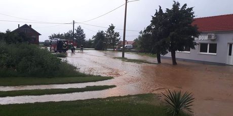 Novi Bešinci: Poplavljene ulice (Foto: pozega.eu) - 1