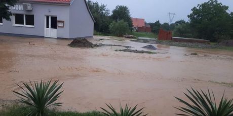 Novi Bešinci: Poplavljene ulice (Foto: pozega.eu) - 2