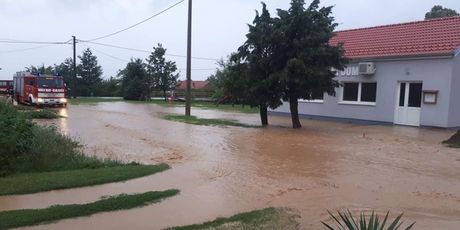 Novi Bešinci: Poplavljene ulice (Foto: pozega.eu) - 4