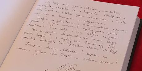Predsjednica Grabar-Kitarović pisala u Knjigu žalosti za Olivera Dragojevića (Foto: Dnevnik.hr) - 1