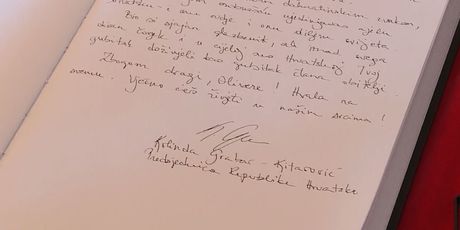 Predsjednica Grabar-Kitarović pisala u Knjigu žalosti za Olivera Dragojevića (Foto: Dnevnik.hr) - 2