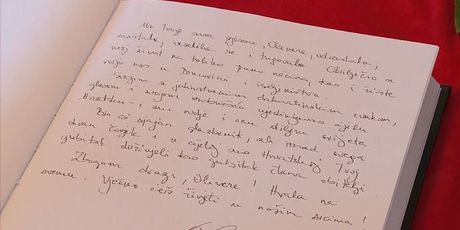 Predsjednica Grabar-Kitarović pisala u Knjigu žalosti za Olivera Dragojevića (Foto: Dnevnik.hr) - 3