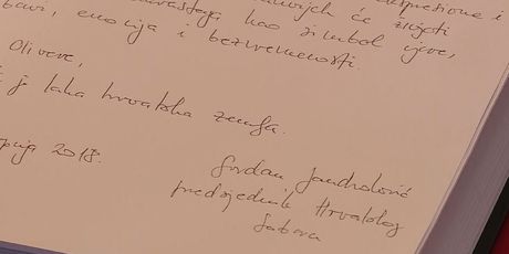 Predsjednik Hrvatskoga sabora Gordan Jandroković pisao u Knjigu žalosti za Olivera Dragojevića (Foto: Dnevnik.hr)