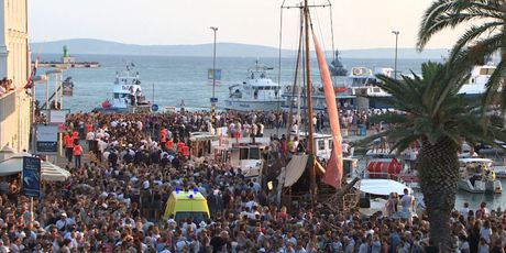 Mnoštvo se oprašta od Olivera Dragojevića (Foto: Dnevnik.hr)