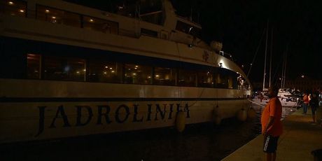 Brod s lijesom Olivera Dragojevića uplovio u Vela Luku (Foto: Dnevnik.hr)
