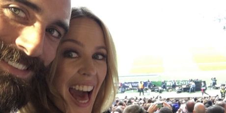 Kylie Minogue i Joshua Sasse (Foto: Instagram)