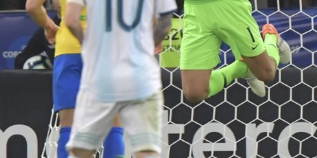 Alisson brani Messijev slobodnjak (Foto: AFP)