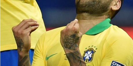 Dani Alves moli za promašaj Messija (Foto: AFP)