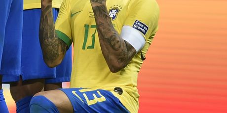 Dani Alves moli za promašaj Messija (Foto: AFP)