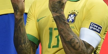 Dani Alves moli za promašaj Messija (Foto: AFP)