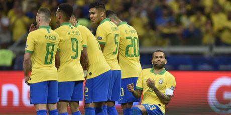 Dani Alves moli za promašaj Messija (Foto: AFP)