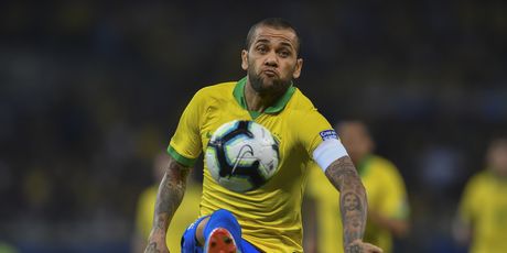 Dani Alves kontrolira loptu (Foto: AFP)