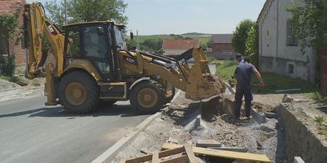 U slavonskom mjestu Čaglin život ljudima zagorčava nedovršena cesta (Foto: Dnevnik.hr)