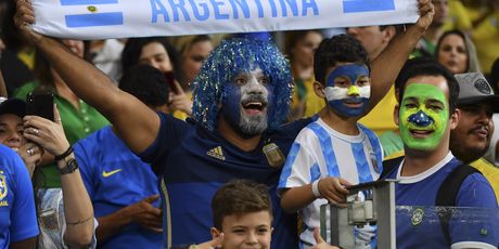 Brazilski i argentinski navijači (Foto: AFP)