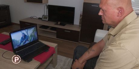 Stipe za laptopom gleda dokumentarac o njegovoj sesti (Foto: Provjereno)