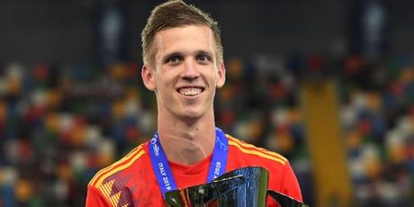 Dani Olmo s trofejem (Foto: AFP)