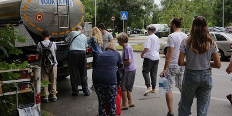 Stanovnici Novog Zagreba dobili vodu u cisternama (FOTO: Anamaria Batur)