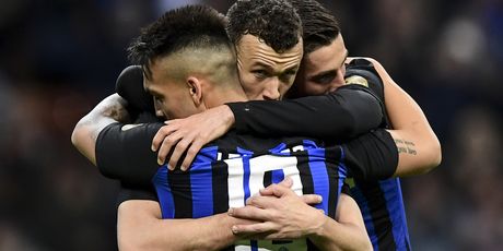Ivan Perišić u zagrljaju suigrača (Foto: AFP)