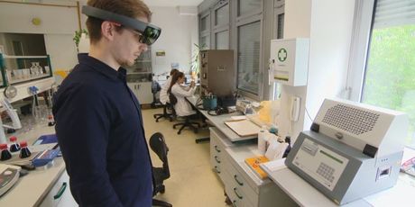 Dr. sc. Miro Antonijević s naočalama za proširenu stvarnost (Foto: Dnevnik.hr) - 1