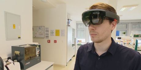 Dr. sc. Miro Antonijević s naočalama za proširenu stvarnost (Foto: Dnevnik.hr) - 2