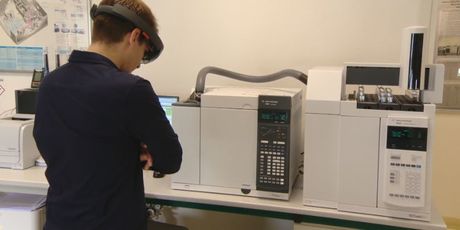 Dr. sc. Miro Antonijević s naočalama za proširenu stvarnost (Foto: Dnevnik.hr) - 3