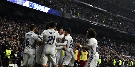 James Rodriguez slavi pogodak s igračima Reala (Foto: AFP)