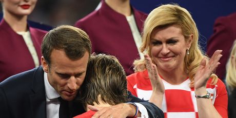 Predsjednica Kolinda Grabar-Kitarović slavi drugo mjesto Vatrenih na svjetskom prvenstvu (Foto: AFP) - 2
