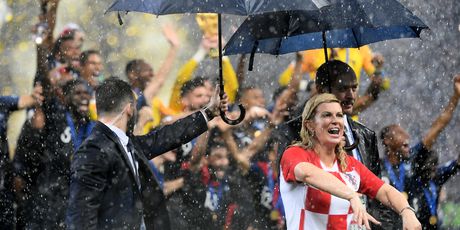 Predsjednica Kolinda Grabar-Kitarović slavi drugo mjesto Vatrenih na svjetskom prvenstvu (Foto: AFP) - 7