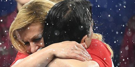 Predsjednica Kolinda Grabar-Kitarović slavi drugo mjesto Vatrenih na svjetskom prvenstvu (Foto: AFP) - 8