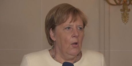 Njemačka kancelarka Angela Merkel ostajala je bez daha dok je davala izjavu (Screenshot: AP)