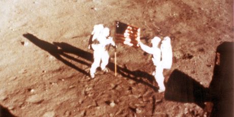 Neil Armstron i Buzz Aldrin postavljaju američku zastavu na Mjesec (Foto: Arhiva/AFP)